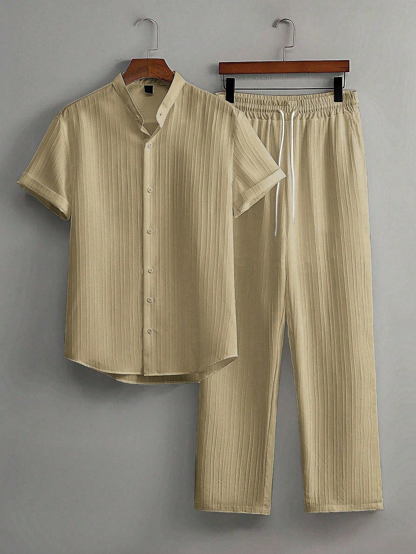Homme 2pcs Men Casual Solid Color Textured Short Sleeve Shirt And Drawstring Waist Loose Straight-Leg Pants Set, Men Two Pieces Outfits, Men Clothes, Cozy Outfits